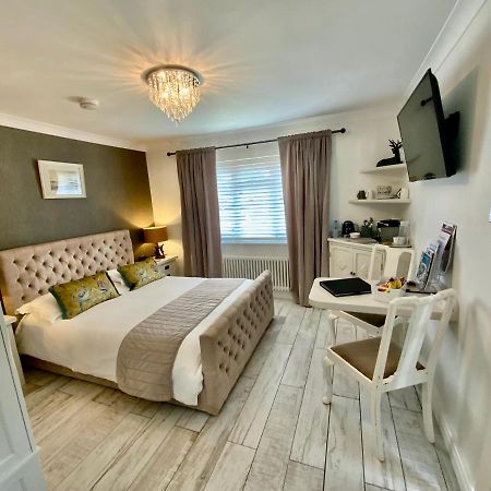 The Knightwood Oak A Luxury King Size En-Suite Space - Lymington New Forest With Totally Private Entrance - Key Box Entry - Free Parking & Private Outdoor Seating Area - Town ,Shops , Pubs & Solent Way Walking Distance & Complimentary Breakfast Items Esterno foto