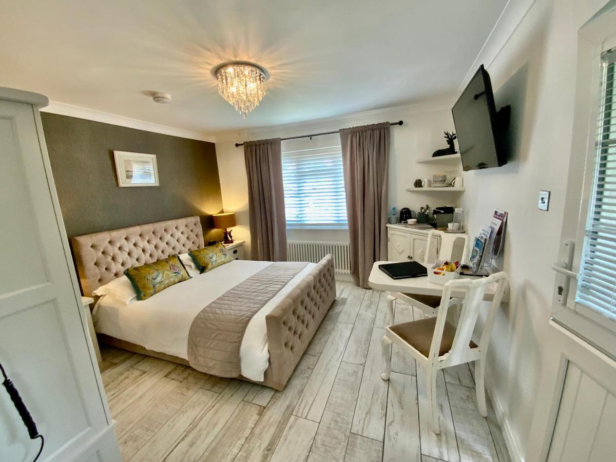 The Knightwood Oak A Luxury King Size En-Suite Space - Lymington New Forest With Totally Private Entrance - Key Box Entry - Free Parking & Private Outdoor Seating Area - Town ,Shops , Pubs & Solent Way Walking Distance & Complimentary Breakfast Items Esterno foto