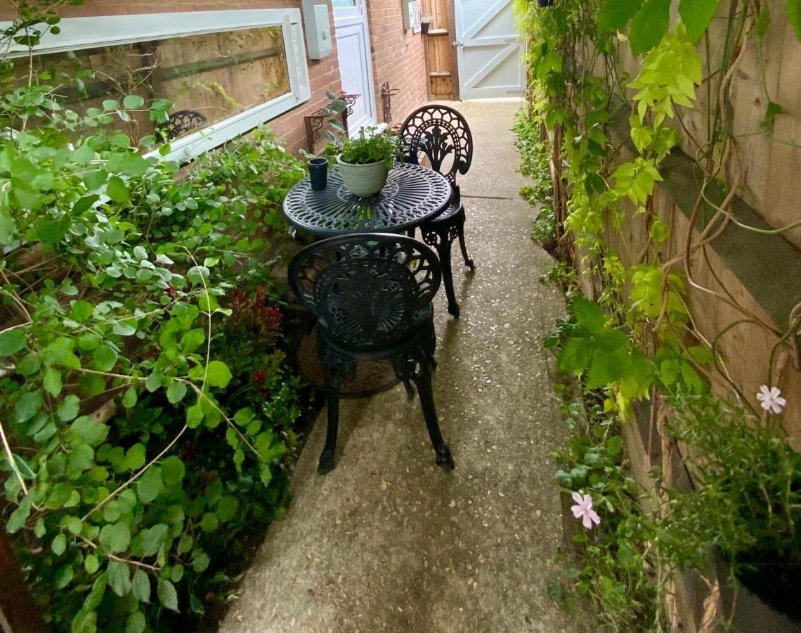 The Knightwood Oak A Luxury King Size En-Suite Space - Lymington New Forest With Totally Private Entrance - Key Box Entry - Free Parking & Private Outdoor Seating Area - Town ,Shops , Pubs & Solent Way Walking Distance & Complimentary Breakfast Items Esterno foto
