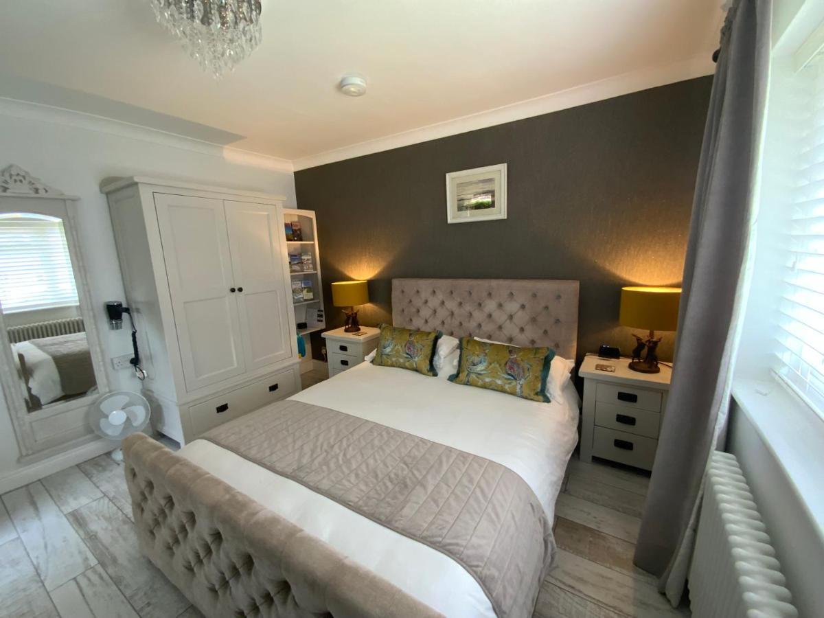 The Knightwood Oak A Luxury King Size En-Suite Space - Lymington New Forest With Totally Private Entrance - Key Box Entry - Free Parking & Private Outdoor Seating Area - Town ,Shops , Pubs & Solent Way Walking Distance & Complimentary Breakfast Items Esterno foto
