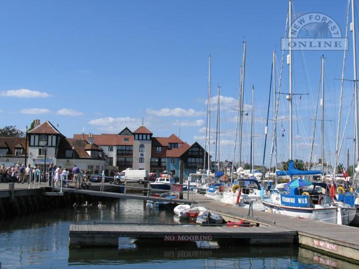The Knightwood Oak A Luxury King Size En-Suite Space - Lymington New Forest With Totally Private Entrance - Key Box Entry - Free Parking & Private Outdoor Seating Area - Town ,Shops , Pubs & Solent Way Walking Distance & Complimentary Breakfast Items Esterno foto