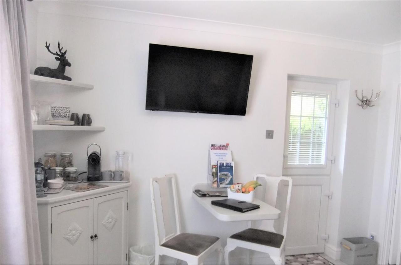 The Knightwood Oak A Luxury King Size En-Suite Space - Lymington New Forest With Totally Private Entrance - Key Box Entry - Free Parking & Private Outdoor Seating Area - Town ,Shops , Pubs & Solent Way Walking Distance & Complimentary Breakfast Items Esterno foto